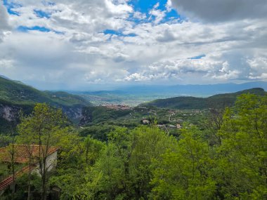 İtalya 'nın Caserta eyaletinin dağlarındaki bir ortaçağ kasabası olan Castello Matese' nin manzarası.
