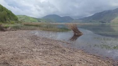İtalya 'nın Campania dağlarındaki Matese Gölü manzarası.