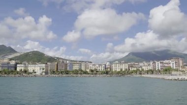 İtalya, Campania 'daki Salerno limanı ve liman manzarası.
