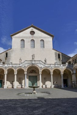 Salerno, İtalya, 7 Mayıs 2025. Aziz Matthew 'a adanmış katedralin ön cephesi.