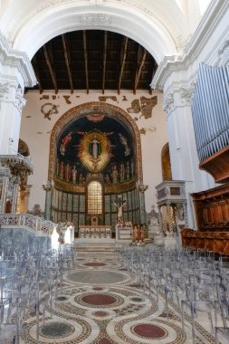 Salerno, İtalya, 7 Mayıs 2025. Aziz Matthew 'a adanmış katedralin içi..