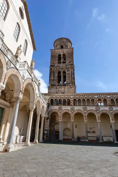 İtalya, Salerno 'daki Saint Matthew' a adanmış katedralin avlusunun sütunları..
