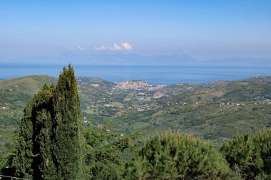 Dağlardan, İtalya 'nın Campania şehrinin coğrafi bir bölgesinin denize panoramik manzarası.