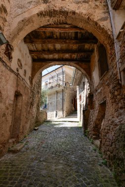 İtalya 'nın Salerno eyaletinde bir kasaba olan Sessa Cilento' nun ortaçağ mahallesinde küçük bir sokak..