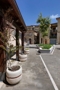 İtalya 'nın Salerno eyaletinde bir kasaba olan Sessa Cilento' nun ortaçağ mahallesinde küçük bir sokak..