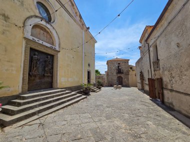 İtalya 'nın eski bir kasabası olan Agropoli' nin ortaçağ semtindeki bir kilisenin cephesi..