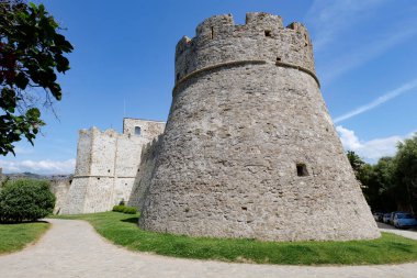 İtalya 'nın Salerno eyaletindeki eski bir kasaba olan Agropoli' de bir ortaçağ kalesinin duvarları..