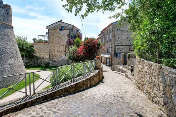 Agropoli 'de bir sokak, İtalya' nın Campania şehrinde küçük bir kasaba..