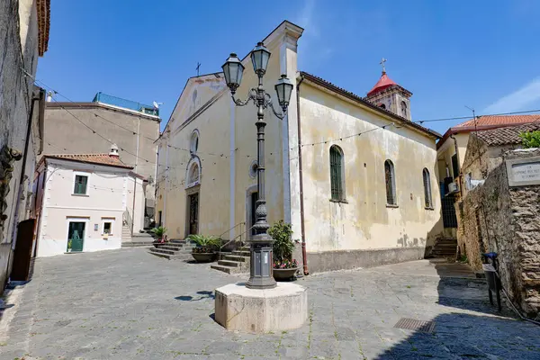 İtalya 'nın eski bir kasabası olan Agropoli' nin ortaçağ semtindeki bir kilisenin cephesi..