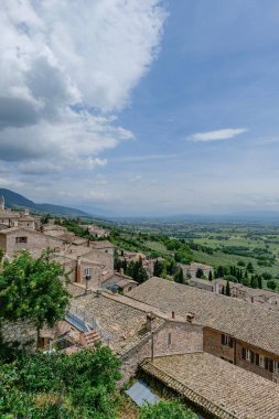 İtalya 'nın Perugia eyaletinde küçük bir ortaçağ kasabası olan Assisi' nin eski evlerinin çatıları..