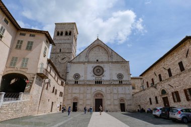 İtalya 'nın Perugia eyaletinde küçük bir ortaçağ kasabası olan Assisi' deki antik bir kilisenin cephesi..