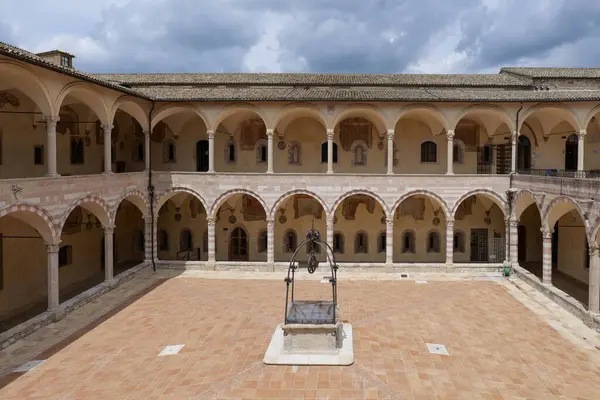 İtalya 'nın Perugia eyaletinde küçük bir kasaba olan Assisi' de Saint Francis 'e adanmış bir katedralin avlusu..