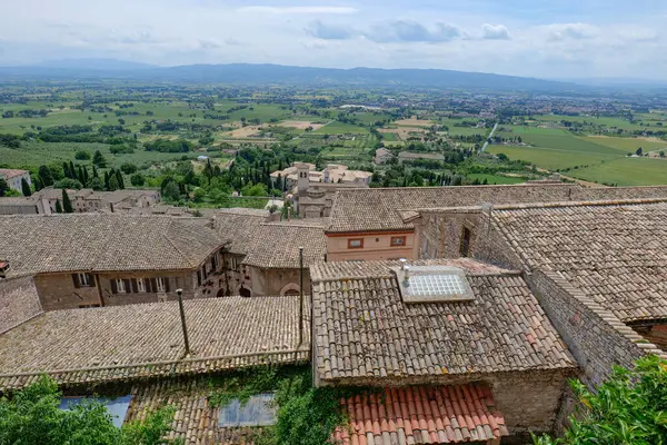 İtalya 'nın Perugia eyaletinde küçük bir ortaçağ kasabası olan Assisi' nin eski evlerinin çatıları..