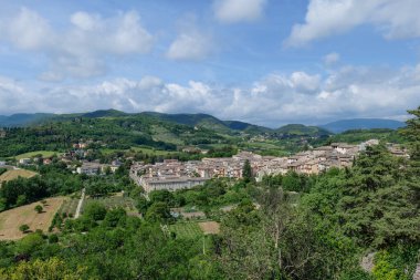 İtalya 'nın Umbria bölgesindeki bir ortaçağ kasabası olan Spoleto çevresindeki manzara.