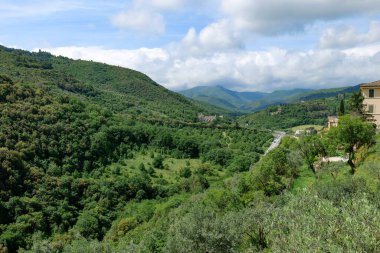 İtalya 'nın Umbria bölgesindeki bir ortaçağ kasabası olan Spoleto çevresindeki manzara.