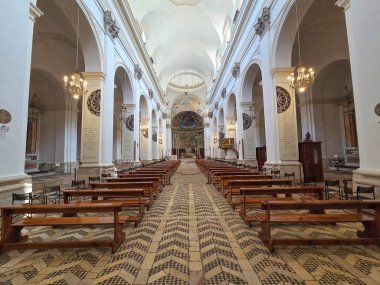 İtalya 'nın Perugia eyaletindeki bir ortaçağ kasabası olan Spoleto katedralinin merkez nehri..