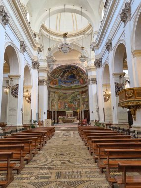 İtalya 'nın Perugia eyaletindeki bir ortaçağ kasabası olan Spoleto katedralinin merkez nehri..