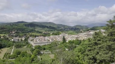 İtalya 'nın Umbria bölgesindeki bir ortaçağ kasabası olan Spoleto çevresindeki manzara.