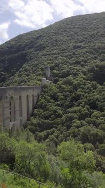 İtalya 'nın Umbria bölgesindeki bir ortaçağ kasabası olan Spoleto çevresindeki manzara.