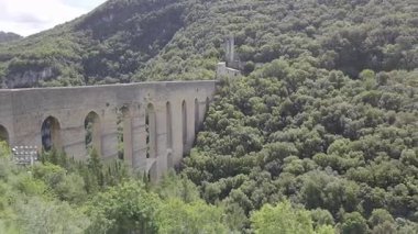 İtalya 'nın Umbria bölgesindeki bir ortaçağ kasabası olan Spoleto çevresindeki manzara.