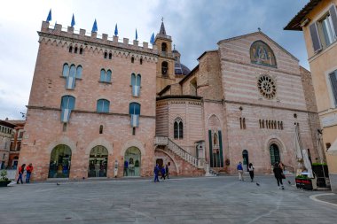 İtalya 'nın Perugia eyaletinde küçük bir kasaba olan Foligno meydanındaki ortaçağ binaları..