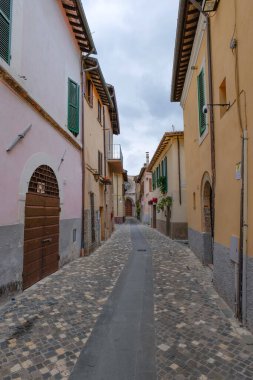 Foligno 'da dar bir sokak, Umbria, İtalya' da bir ortaçağ kasabası..