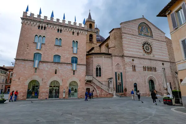 İtalya 'nın Perugia eyaletinde küçük bir kasaba olan Foligno meydanındaki ortaçağ binaları..