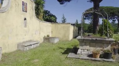 İtalya 'nın Napoli eyaletinde bir köy olan Visciano' daki bir manastırın ekinleri arasında antik bir kuyu..