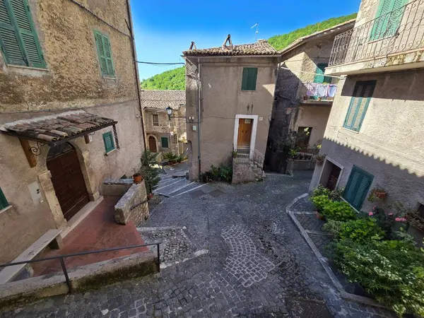 Guarcino 'nun eski evleri, İtalya' nın Frosinone eyaletinde eski bir kasaba..