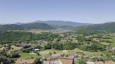 Frosinone ilindeki yeşil bir vadide Triviglino Gölü manzarası.