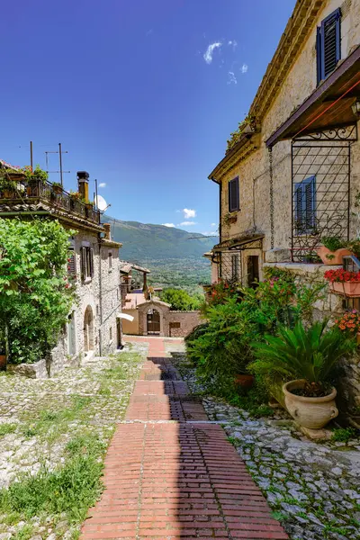 Veroli caddesi, İtalya 'nın Frosinone eyaletinde eski bir kasaba..