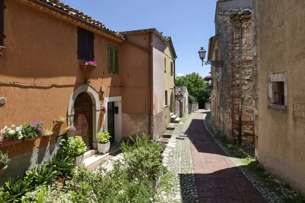 Veroli caddesi, İtalya 'nın Frosinone eyaletinde eski bir kasaba..
