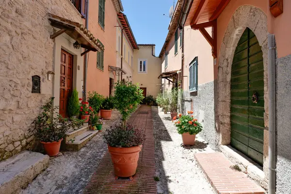 Veroli caddesi, İtalya 'nın Frosinone eyaletinde eski bir kasaba..