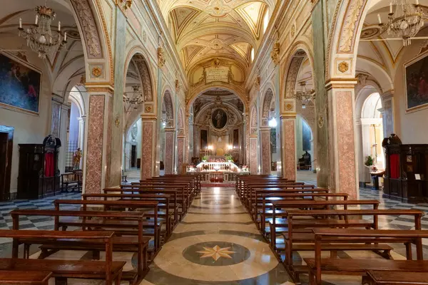 Veroli 'de bir kilisenin içi, İtalya' nın Frosinone eyaletinde bir ortaçağ köyü..