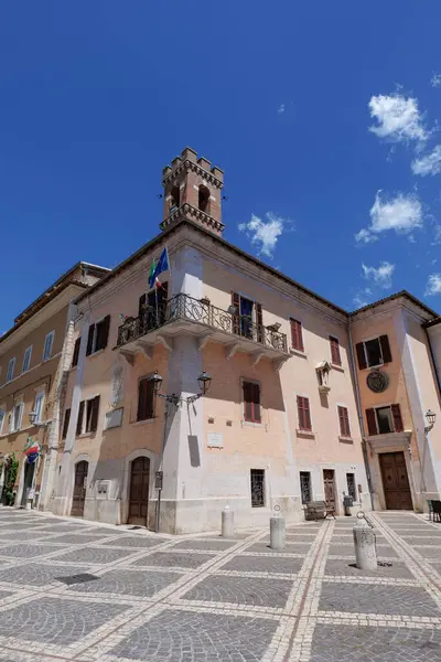Veroli cephesi, İtalya 'nın Frosinone eyaletindeki eski bir kasabada tipik bir ev..