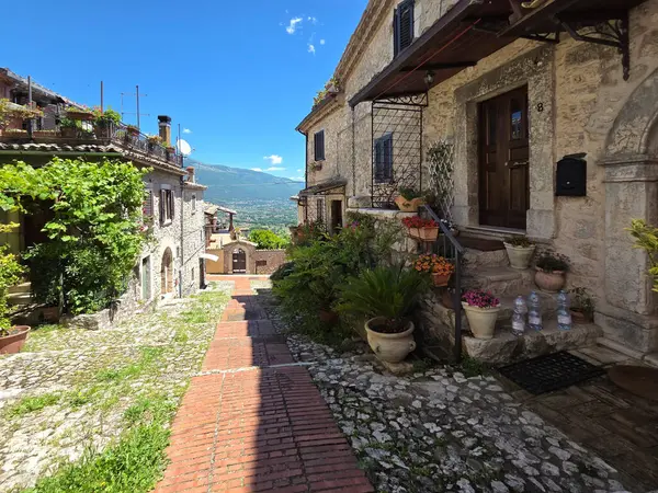 Veroli caddesi, İtalya 'nın Frosinone eyaletinde eski bir kasaba..