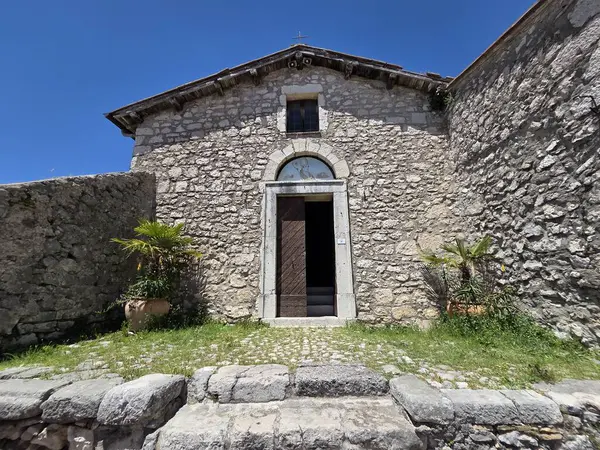 Veroli 'de bir kilise, İtalya' nın Frosinone eyaletinde bir ortaçağ köyü..