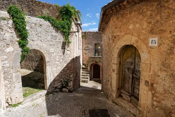Castrocielo 'da bir sokak, İtalya' nın Frosinone eyaletine bağlı antik bir köy..