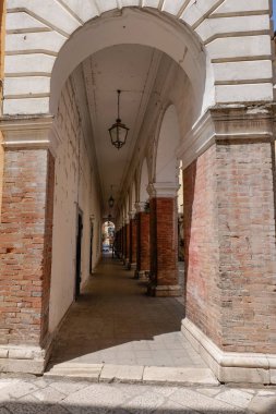 İtalya, Campania 'da küçük bir kasaba olan Sant' Agata de 'Goti' nin ortaçağ mahallesinde bir sokak..