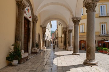 İtalya 'nın Benevento eyaletindeki bir kasabadaki ortaçağ katedralinin sütunları..