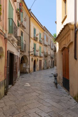 İtalya, Campania 'da küçük bir kasaba olan Sant' Agata de 'Goti' nin ortaçağ mahallesinde bir sokak..