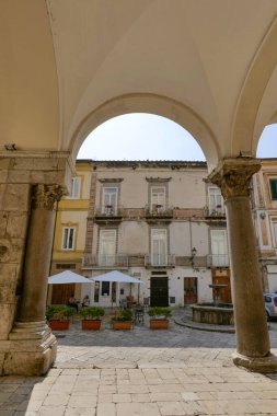 İtalya 'nın Benevento eyaletindeki bir kasabadaki ortaçağ katedralinin sütunları..