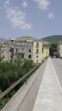 İtalya 'nın Benevento eyaletinde bir ortaçağ kasabası olan Sant' Agata dei Goti 'nin çevresindeki manzaraya bakınız..
