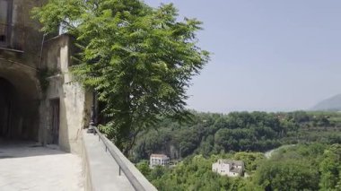 İtalya 'nın Benevento eyaletinde bir ortaçağ kasabası olan Sant' Agata dei Goti 'nin çevresindeki manzaraya bakınız..