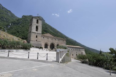 Taburno Tapınağı 'nın ortaçağ binası, İtalya' nın Benevento eyaletinin ormanlarında bir manastır...