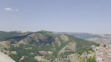 İtalya 'nın Basilicata bölgesindeki bir kasabadaki ortaçağ şatosunun çevresindeki manzara..