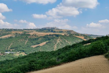 Acerenza çevresindeki manzara, İtalya 'nın Potenza eyaletinde küçük bir kasaba..