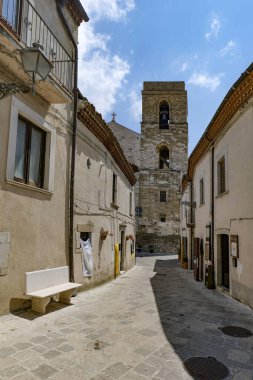 İtalya 'nın Potenza ilindeki bir ortaçağ köyü olan Acerenza' nın eski evleri arasında bir yol..