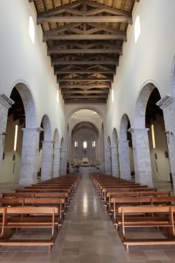 İtalya 'nın Potenza iline bağlı bir köy olan Acerenza' daki ortaçağ katedralinin içi..