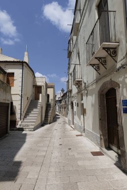 İtalya 'nın Potenza ilindeki bir ortaçağ köyü olan Acerenza' nın eski evleri arasında bir yol..